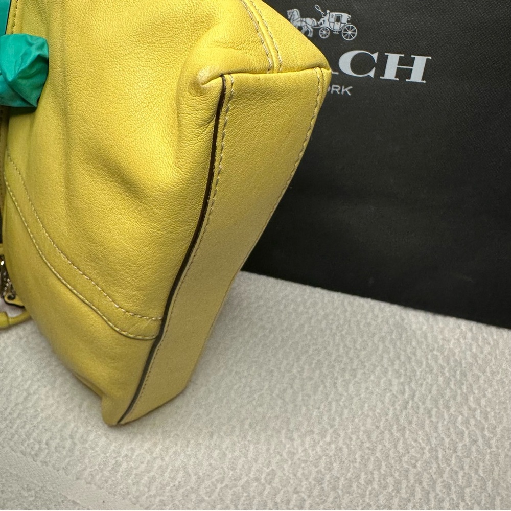 Y2K Coach Vibrant Yellow turn-lock wristlet - Picture 7 of 13